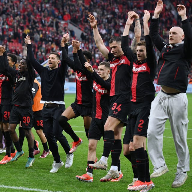 Das Bayer-Team feiert mit den Fans den Last-Minute-Heimsieg gegen die TSG Hoffenheim. Bald wird es auch zur ganz großen Feier kommen.