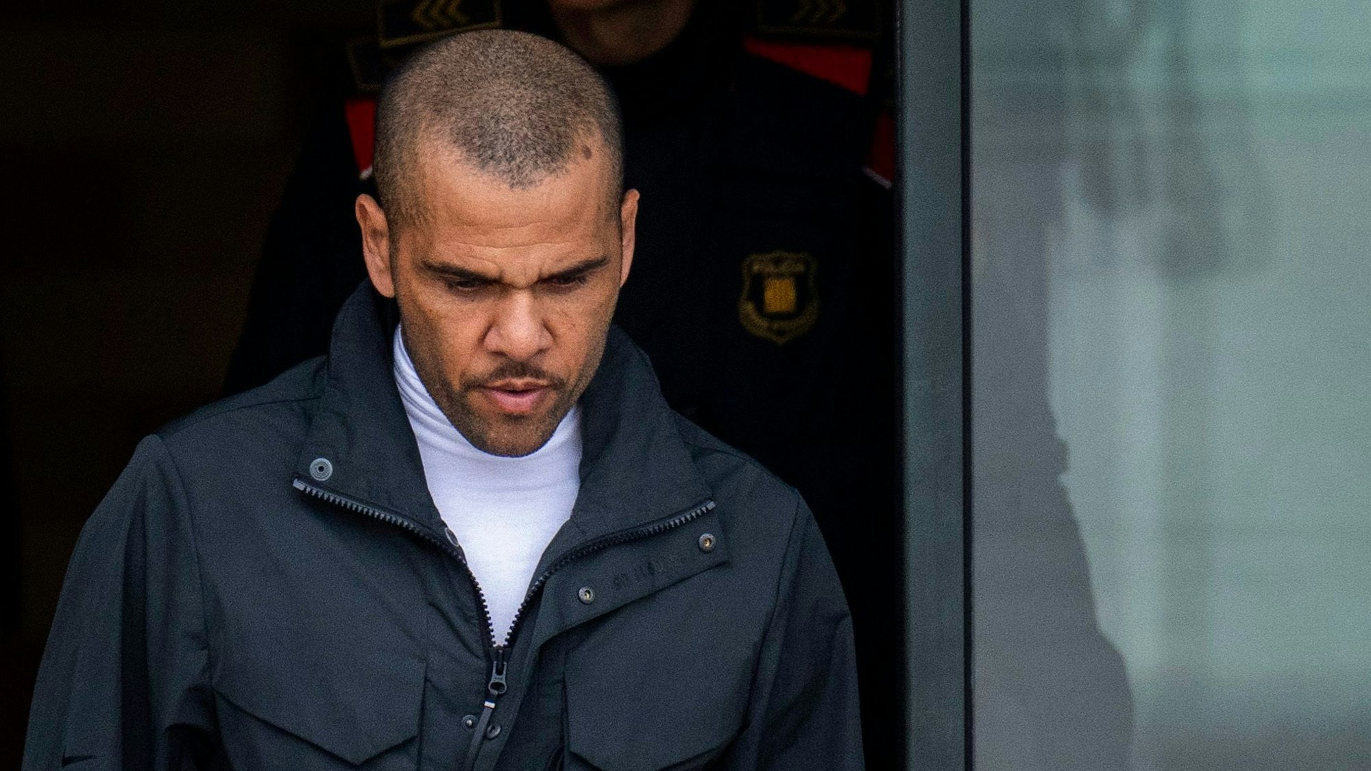 Dani Alves mit gesenktem Kopf bei Verlassen des Gefängnisses Brians 2 in Barcelona.