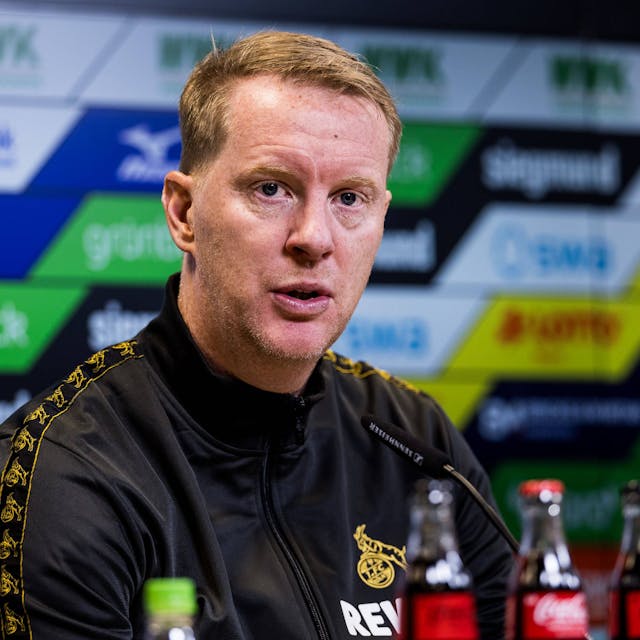 FC-Trainer Timo Schultz auf der Pressekonferenz nach dem Spiel des 1. FC Köln in Augsburg.