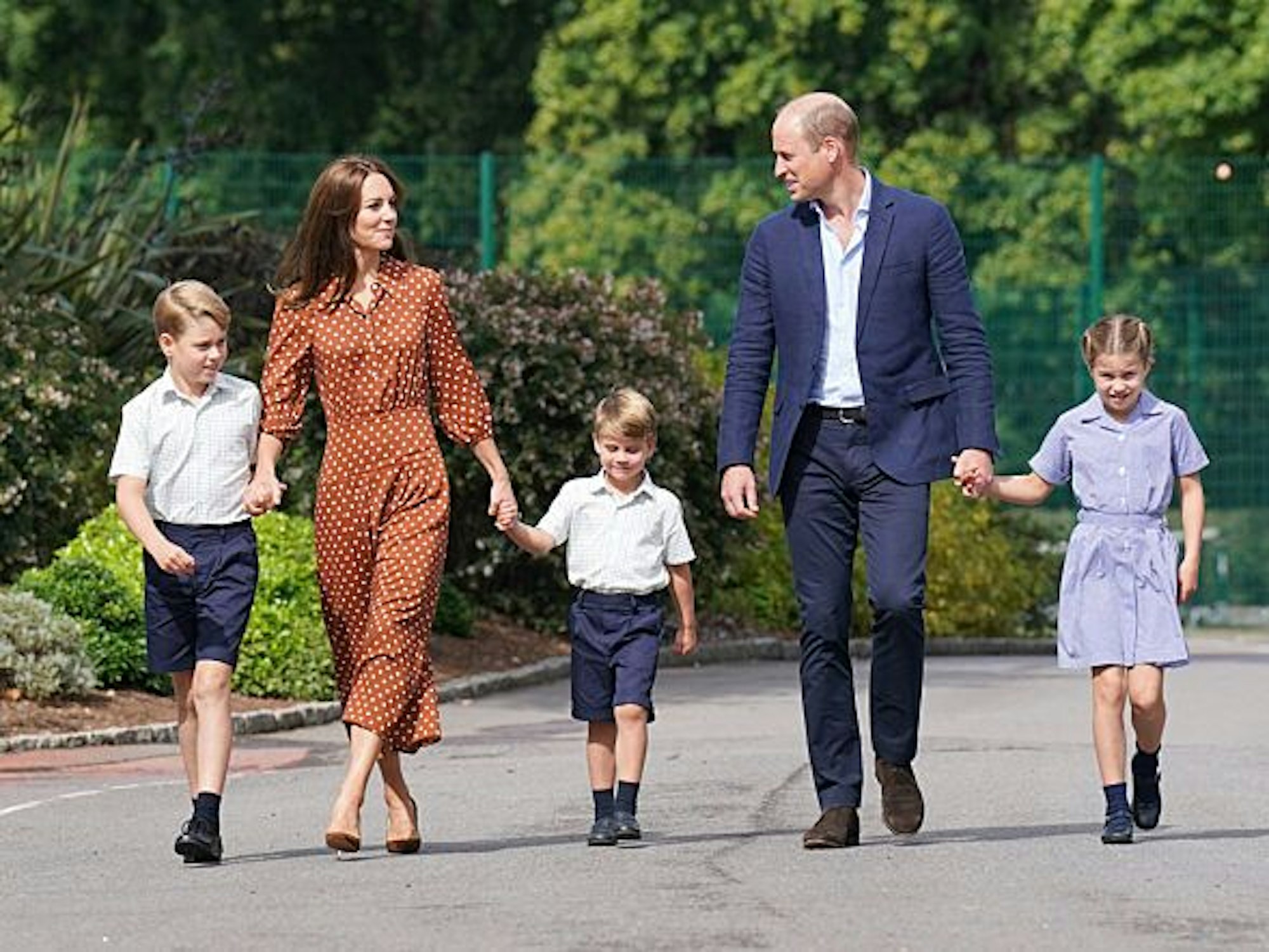 Auch die jungen Royals (Prinz George (v.l.), Prinzessin Kate, Prinz Louis, Prinz William und Prinzessin Charlotte genießen die Auszeit auf Schloss Balmoral. Ob das auch in diesem Sommer so sein wird, hängt von der Genesung der krebskranken Prinzessin Kate ab.