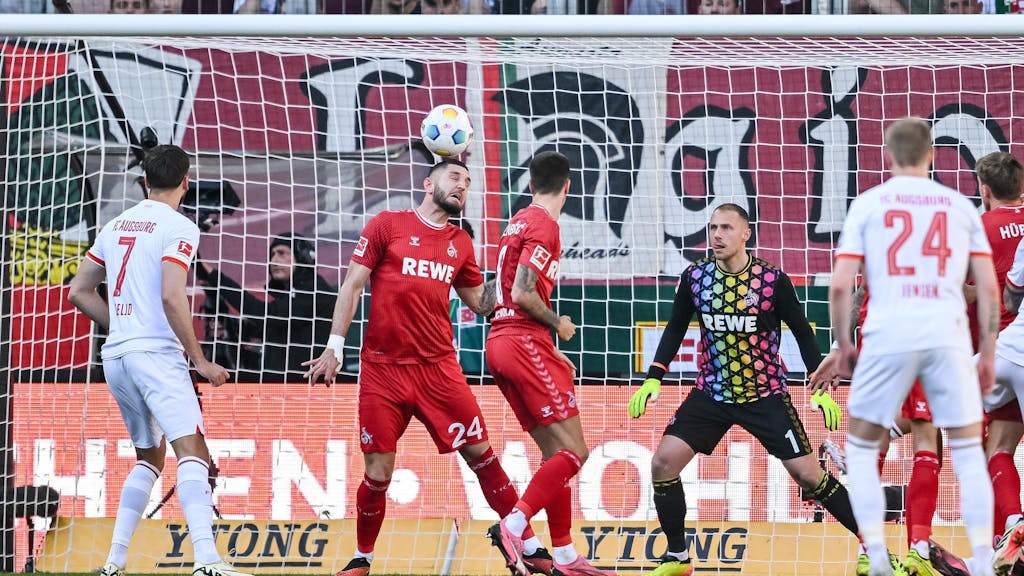 Kölns Jeff Chabot klärt im Spiel beim FC Augsburg per Kopf auf der Linie.