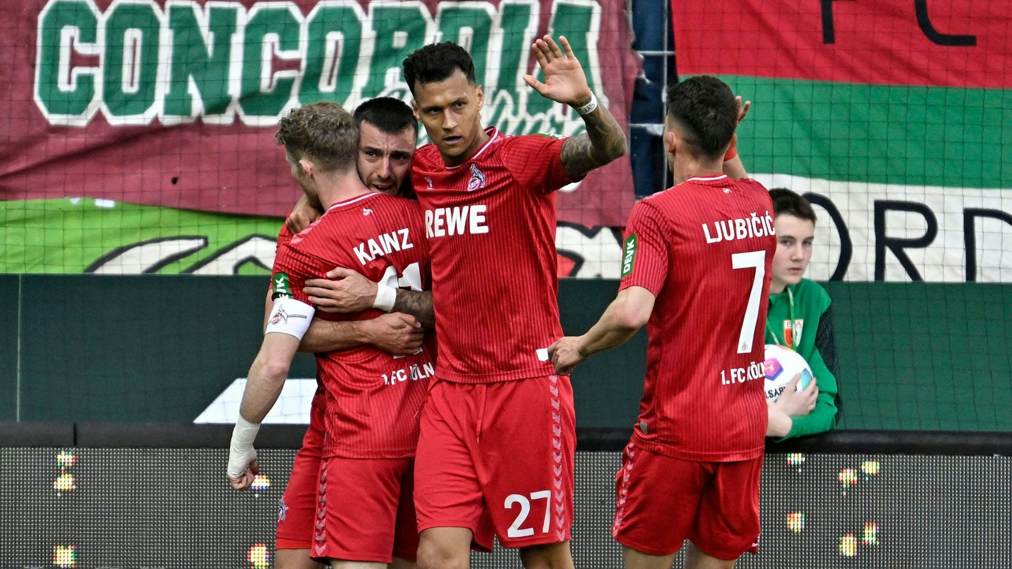 Die Spieler des 1. FC Köln jubeln über ein Tor gegen den FC Augsburg in der Bundesliga.