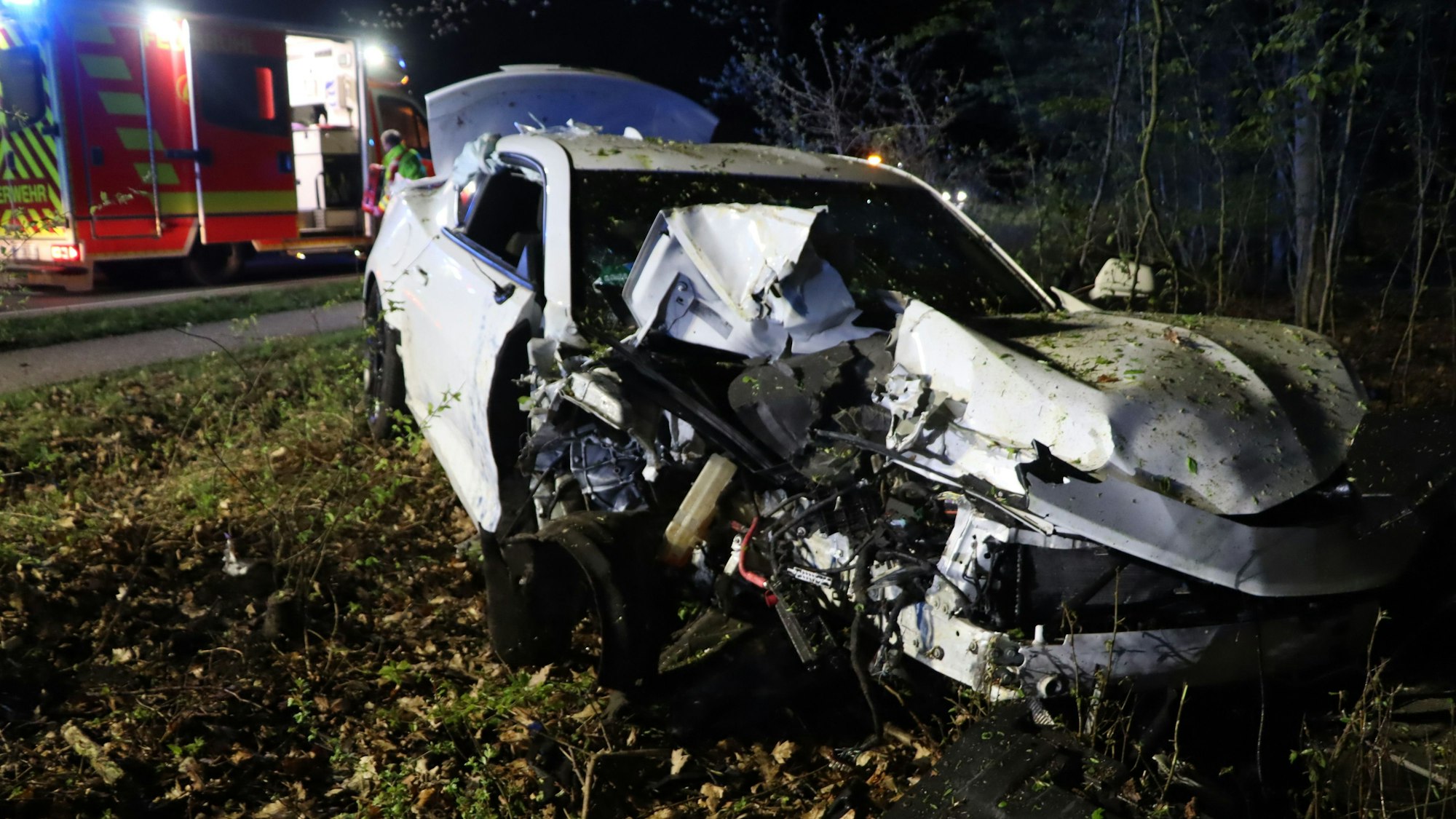 Der Chevrolet Camaro wurde bei dem Unfall komplett beschädigt. Der Wagen wurde nach der Unfallaufnahme abgeschleppt.
