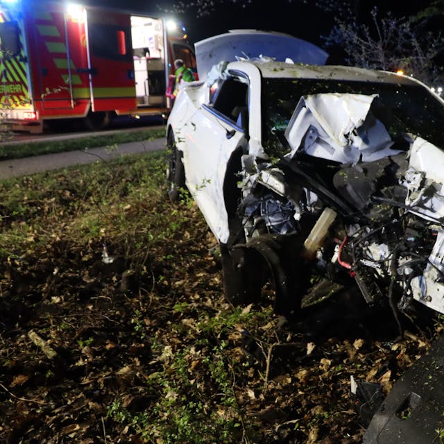 Der Chevrolet Camaro wurde bei dem Unfall komplett beschädigt. Der Wagen wurde nach der Unfallaufnahme abgeschleppt.