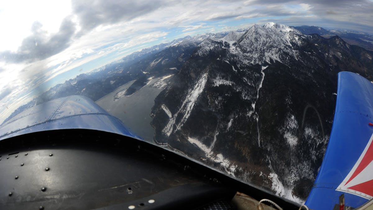 Die Alpen, der Walchensee und der Herzogstand sind bei einem Rundflug mit einem Kleinflugzeug, einer Fuji FA-200, zu sehen.