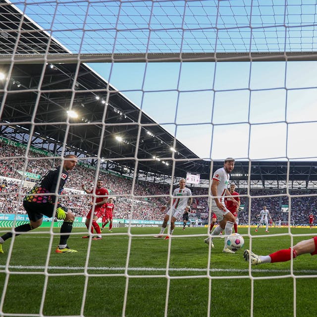 Jan Thielmann verhindert mit dieser Grätsche den Treffer zum 2:1 für den FC Augsburg. FC-Keeper Marvin Schwäbe war bereits geschlagen.