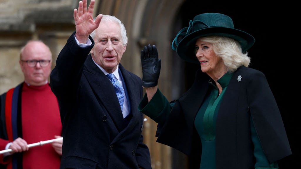 König Charles III. winkt dem Volk zu. An der Seite von Königin Camilla erschien der krebskranke Monarch am Sonntag (31. März 2024) zum traditionen Oster-Gottesdienst in der St. George's Kapelle auf Schloss Windsor.