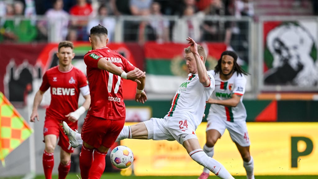 Kölns Leart Pacarada in Aktion gegen Augsburgs Fredrik Jensen.