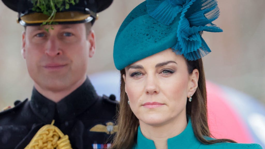 Kate, Prinzessin von Wales, und William, Prinz von Wales, bei einem Besuch des 1. Bataillons der irischen Garde anlässlich der St. Patrick's Day Parade in der Mons-Kaserne in Aldershot.