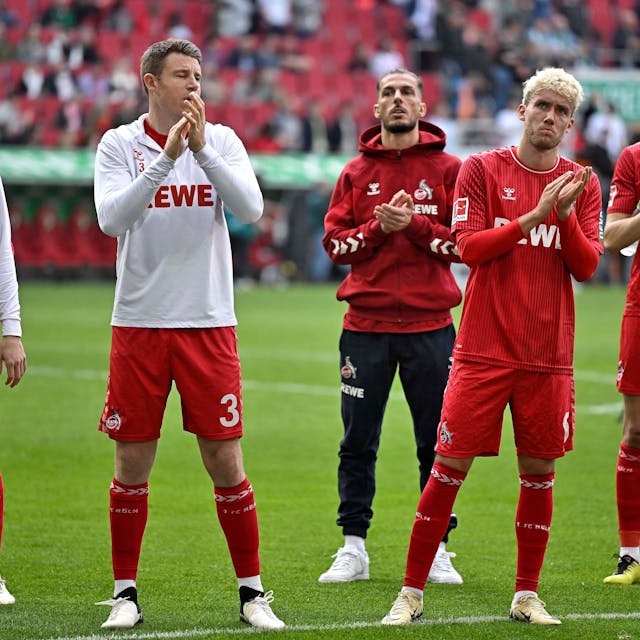 Benno Schmitz, Dominique Heintz und Dejan Ljubicic (v.l.) bedanken sich nach dem Spiel enttäuscht bei ihren Fans.