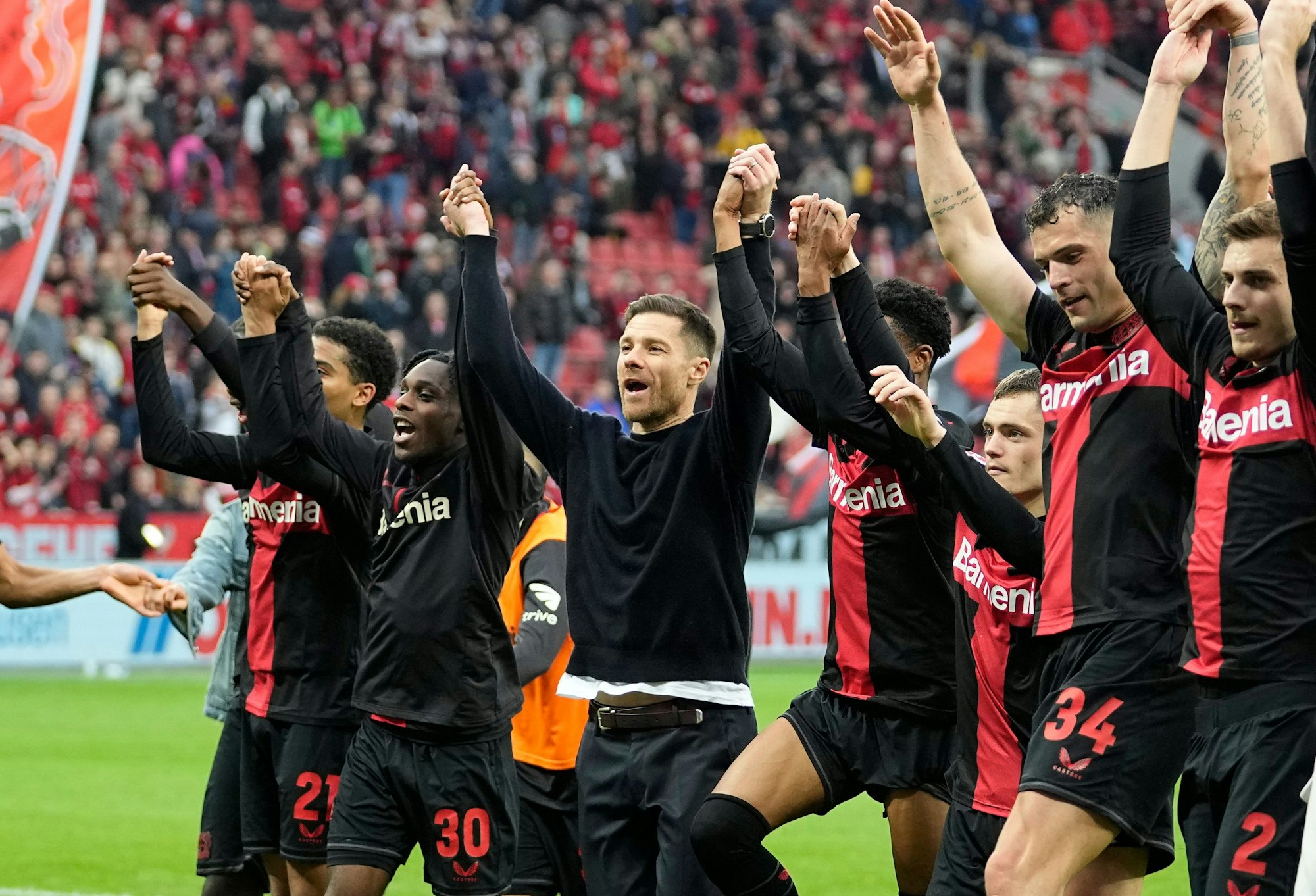 Xabi Alonso und seine Spieler feiern den Comeback-Sieg gegen Hoffenheim.