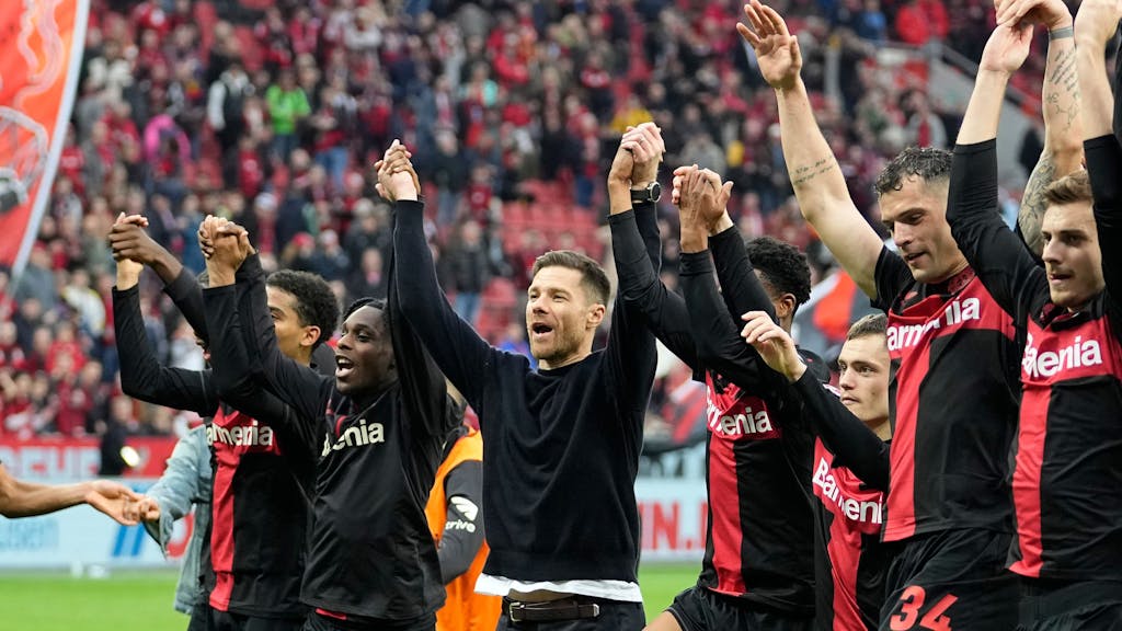 Xabi Alonso und seine Spieler feiern den Comeback-Sieg gegen Hoffenheim.