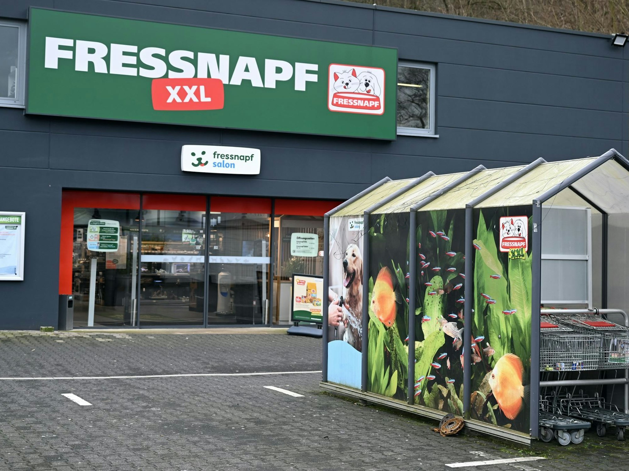 Das Logo von Fressnapf hängt an der Fassade eines XXL-Marktes.