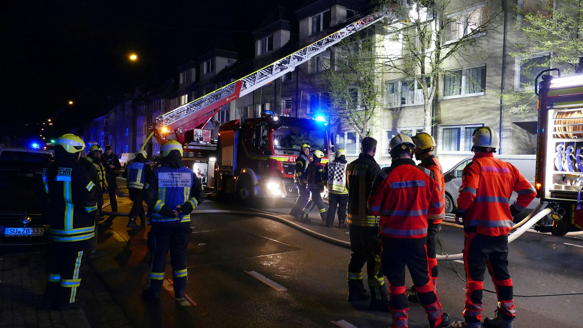 Feuerwehrleute vor dem betroffenen Haus an der Frankfurter Straße.