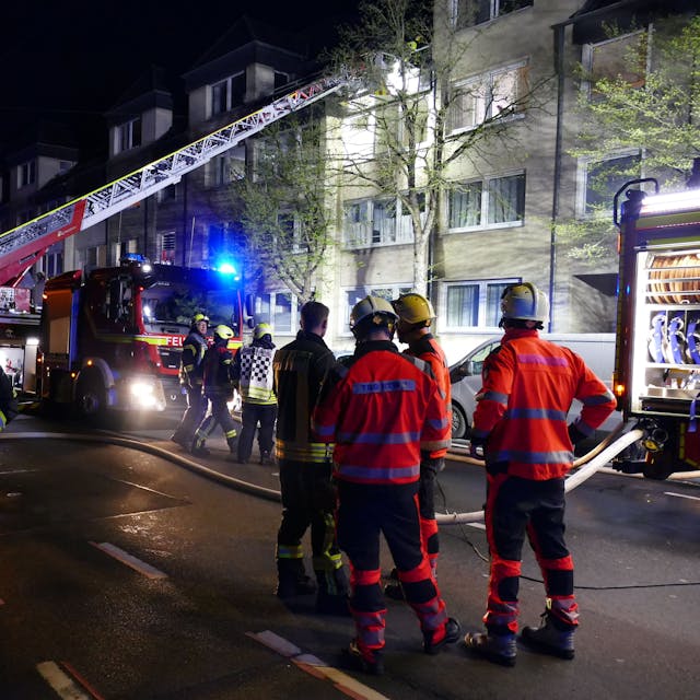 Feuerwehrleute vor dem betroffenen Haus an der Frankfurter Straße.