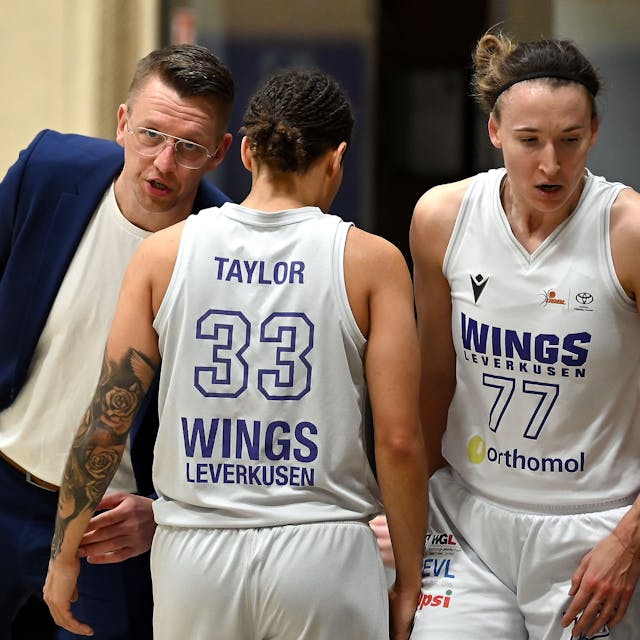 09.03.2024, Basketball-Wings Leverkusen-Göttingen

links. TR: Boris Kaminski (Wings)
mitte: Myah Taylor (Wings)
rechts: Mante Kvederaviciüte (Wings)

Foto: Uli Herhaus