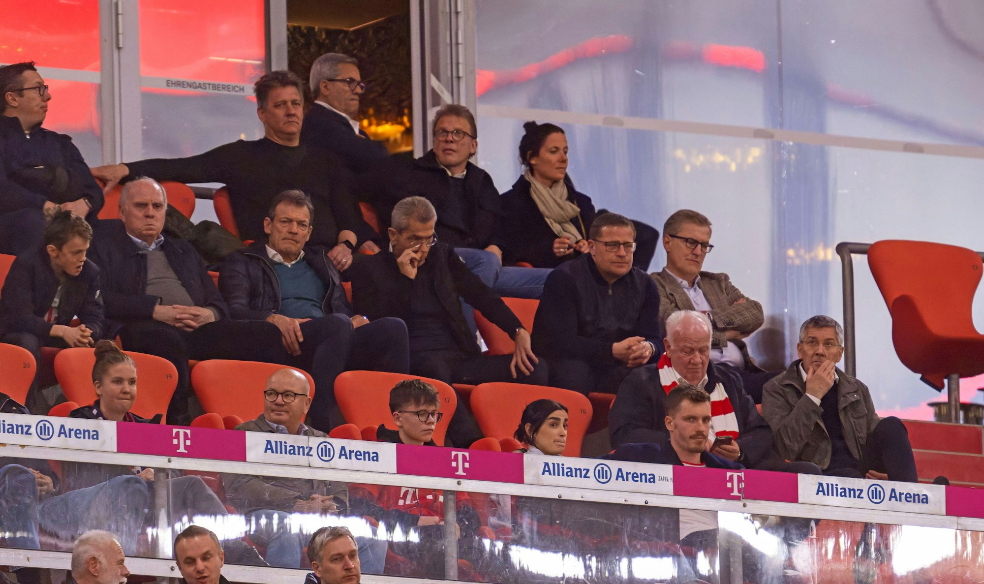 Uli Hoeneß, Max Eberl, Christian Dreesen und Herbert Hainer sitzen auf der Tribüne in der Allianz-Arena.