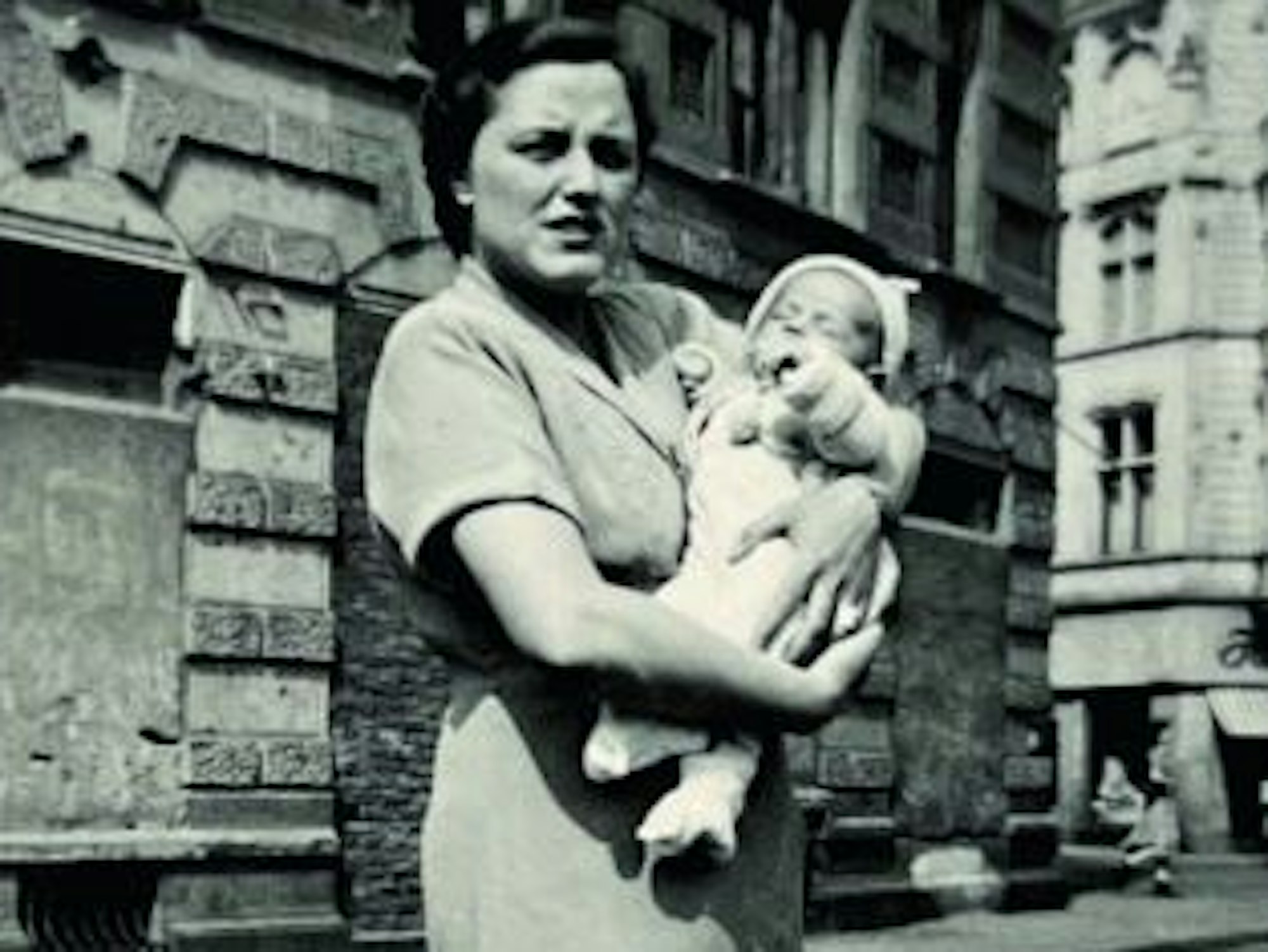 Wolfgang Niedecken als Baby im Arm seiner Mutter