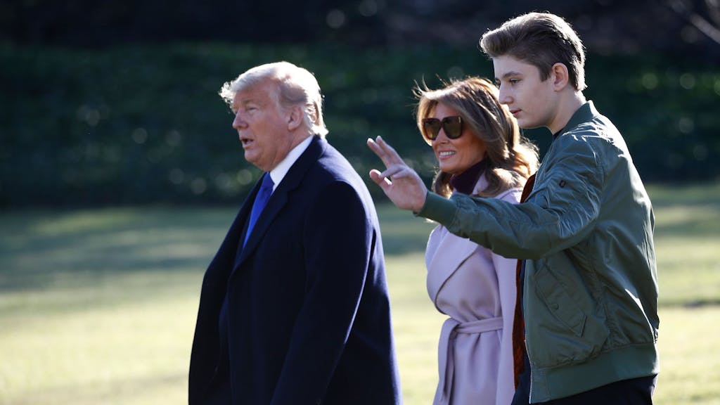 Donald Trump (l), Melania Trump (M) und ihr Sohn Barron gehen am 17. Januar 2020 über den Südrasen des Weißen Hauses in Richtung des Hubschraubers Marine One.