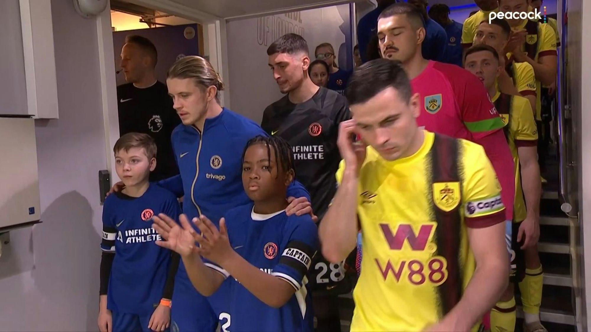 Conor Gallagher mit seinen zwei Einlaufkindern beim Spiel zwischen dem FC Chelsea und dem FC Burnley im Spielertunnel.