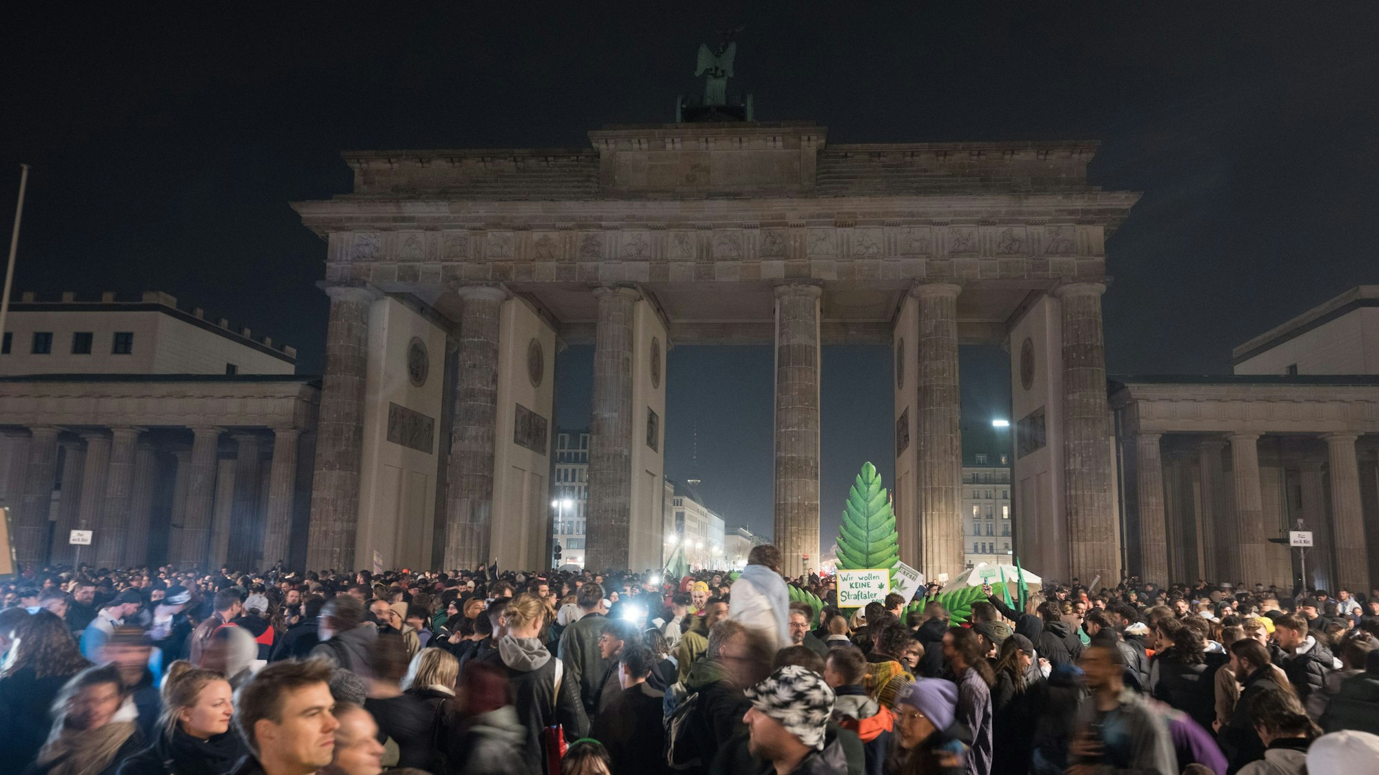 Rund 1500 Teilnehmenden kamen zum Smoke In vor dem Brandenburger Tor.