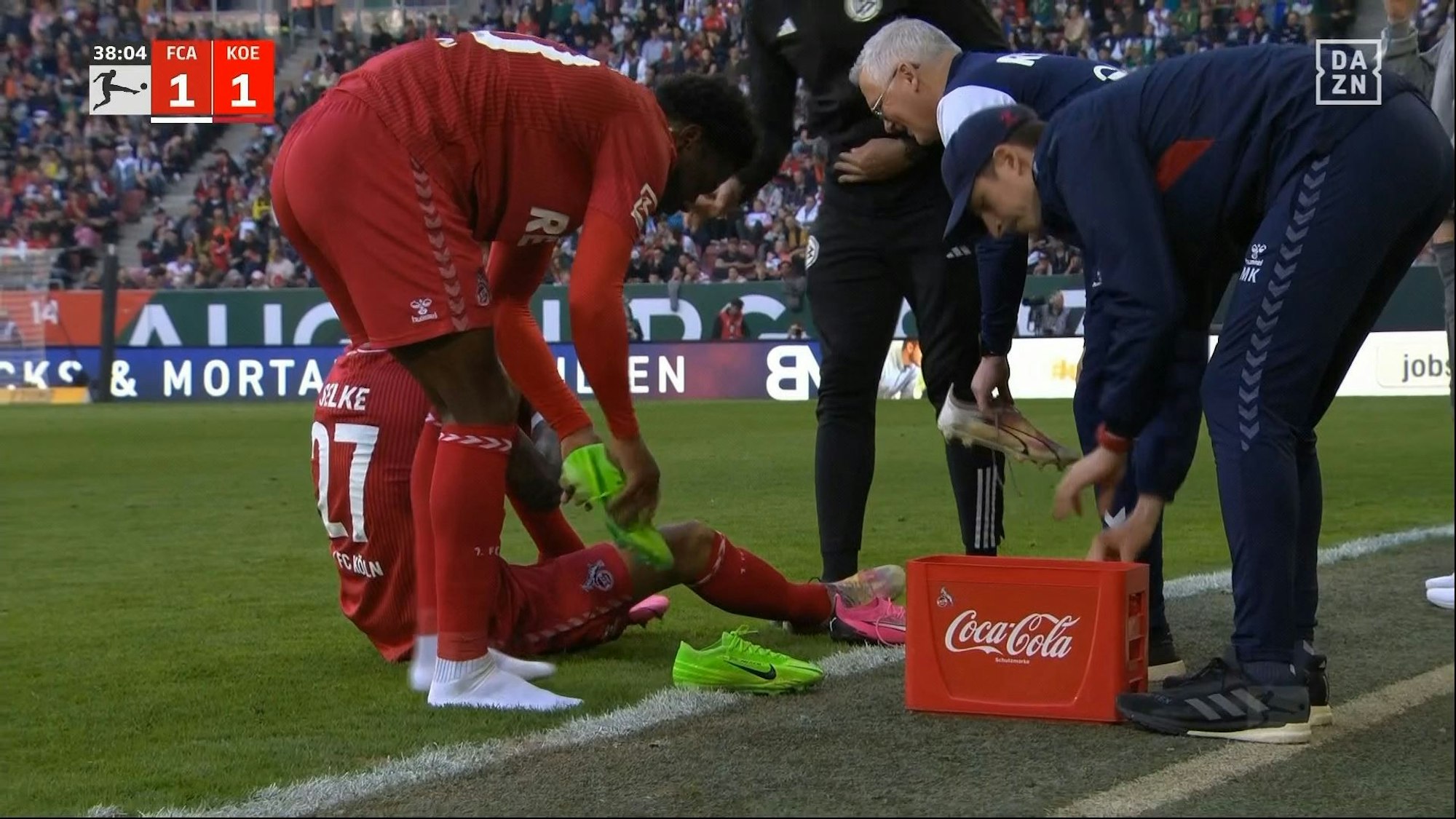 Davie Selke und Faride Alidou wechseln im Spiel des 1. FC Köln beim FC Augsburg ihre Schuhe.