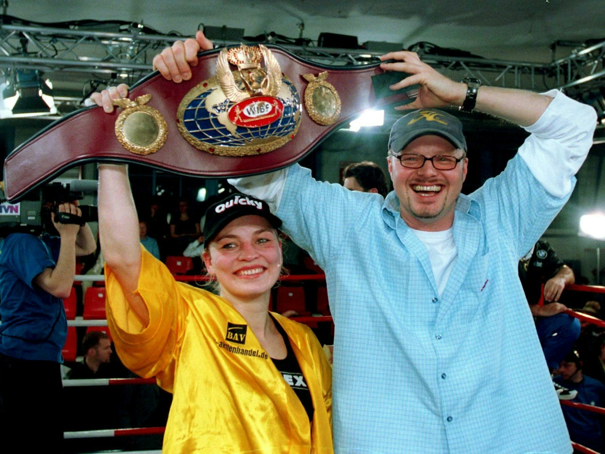 Nur wenige Wochen später jubelte Regina Halmich erneut. Gegen Andrea Blevins aus den USA verteidigte sie am 7. April 2001 durch technischen K.O. in der fünften Runde ihren Weltmeistertitel im Junior-Fliegengewicht zum 22. Mal. Stefan Raab jubelte mit.