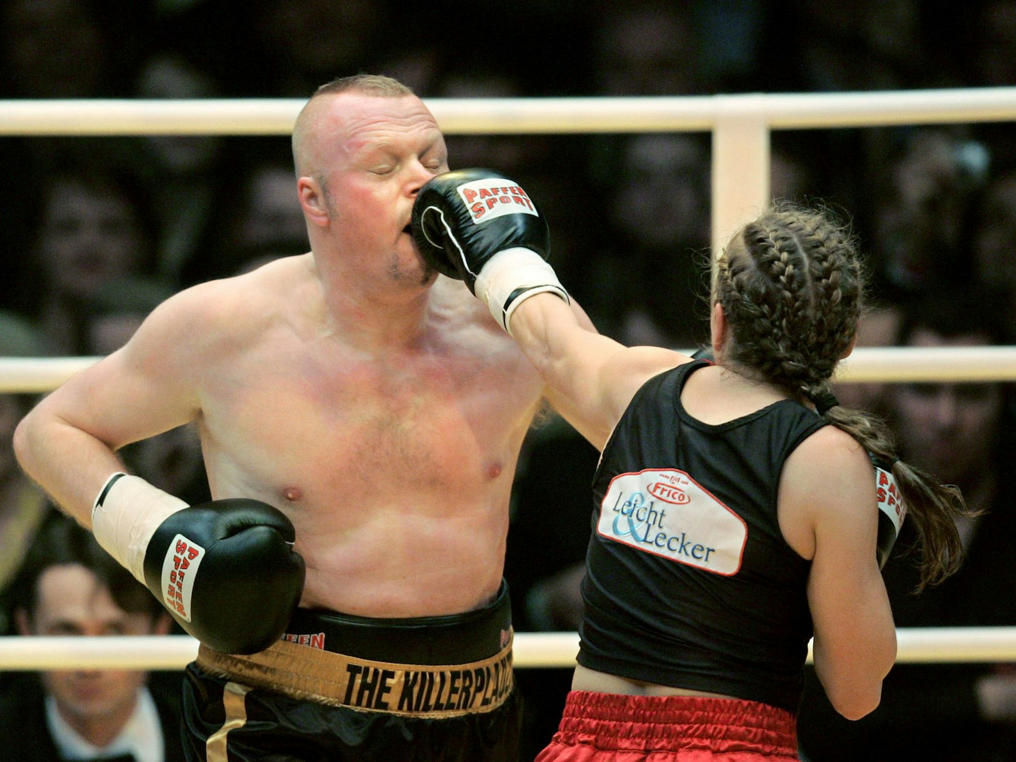 Boxweltmeisterin Regina Halmich und Fernsehmoderator Stefan Raab boxen am 30.03.2007 in der ausverkauften Kölnarena in Köln gegeneinander.