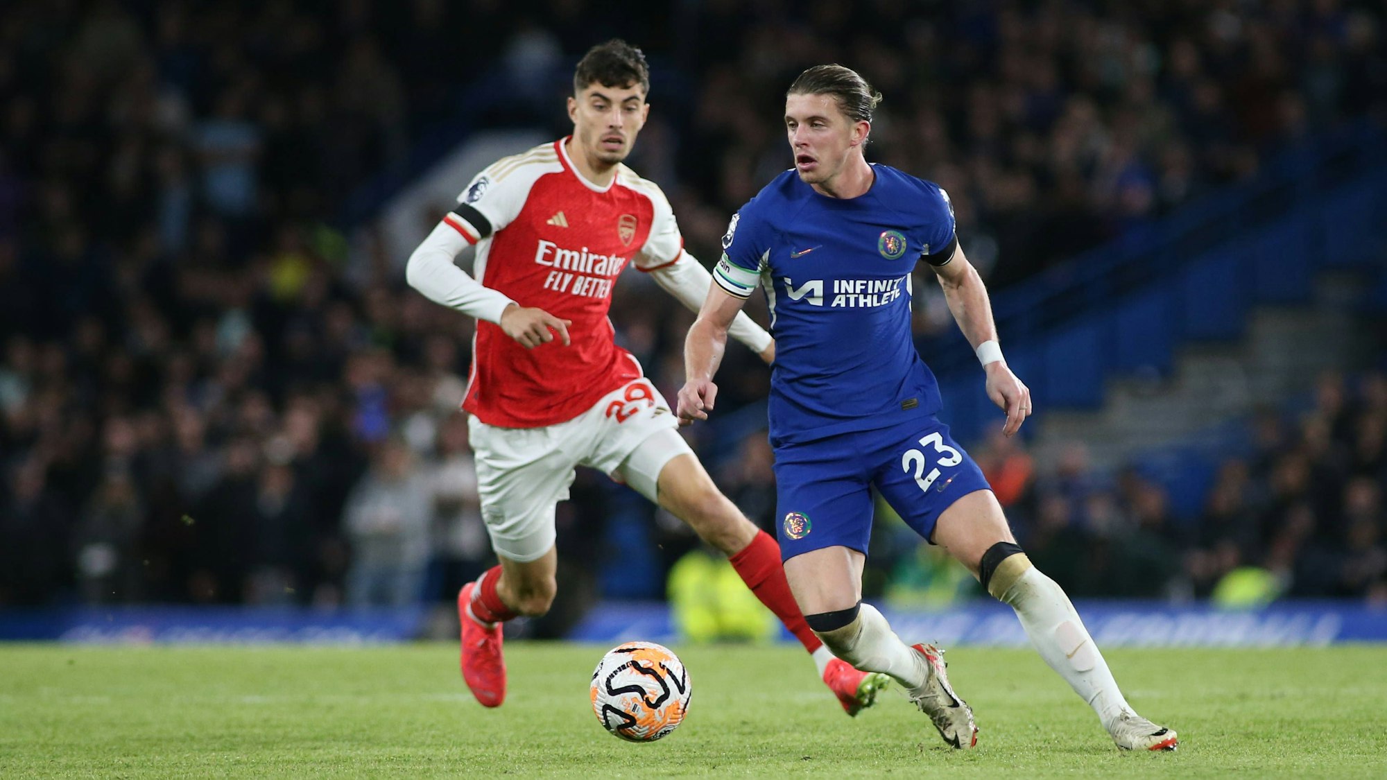 Conor Gallagher und Kai Havertz im Spiel zwischen Chelsea und Arsenal beim Duell um den Ball.