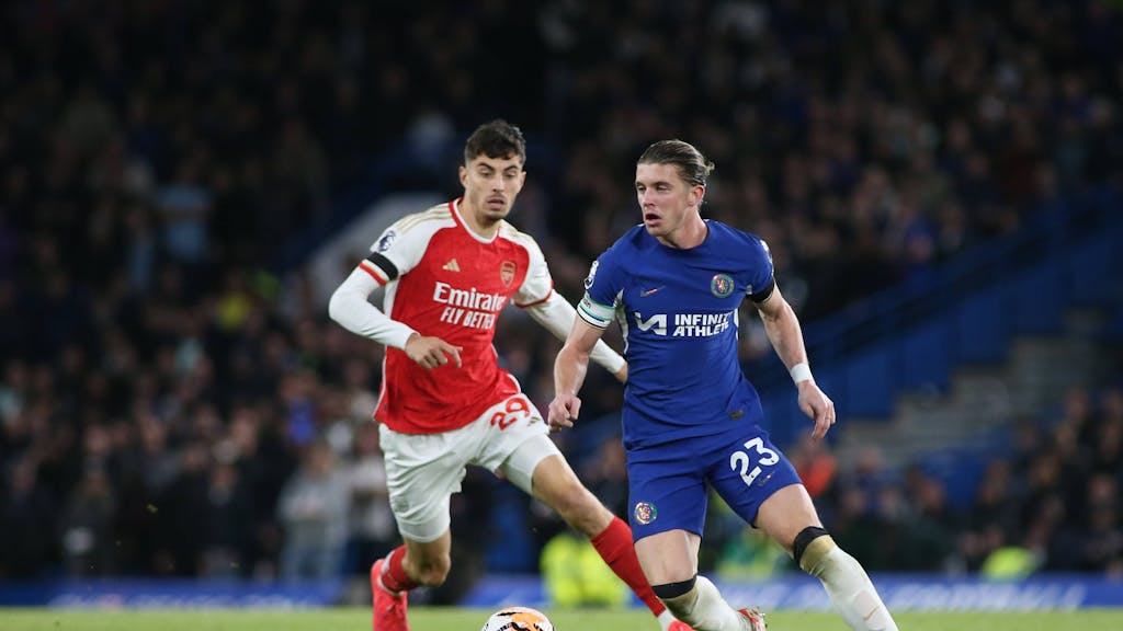 Conor Gallagher und Kai Havertz im Spiel zwischen Chelsea und Arsenal beim Duell um den Ball.