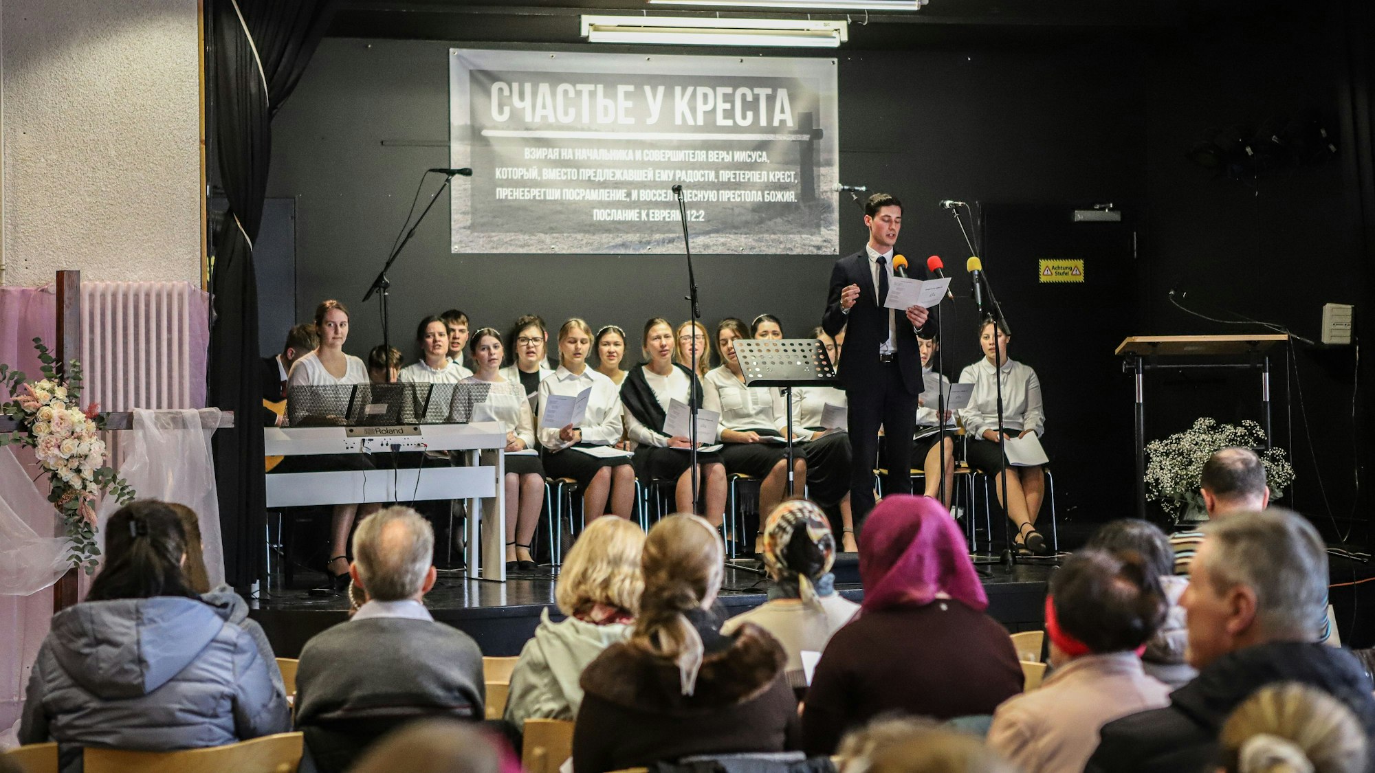 Der Jugendchor der Evangeliums-Christen-Baptisten-Gemeinde Opladen veranstaltete ein Passionssingen in der Sekundarschule.

Unter dem Motto 'Glück unterm Kreuz' sind alle ukrainischen und russischsprachigen Bürgerinnen und Bürger herzlich eingeladen.
