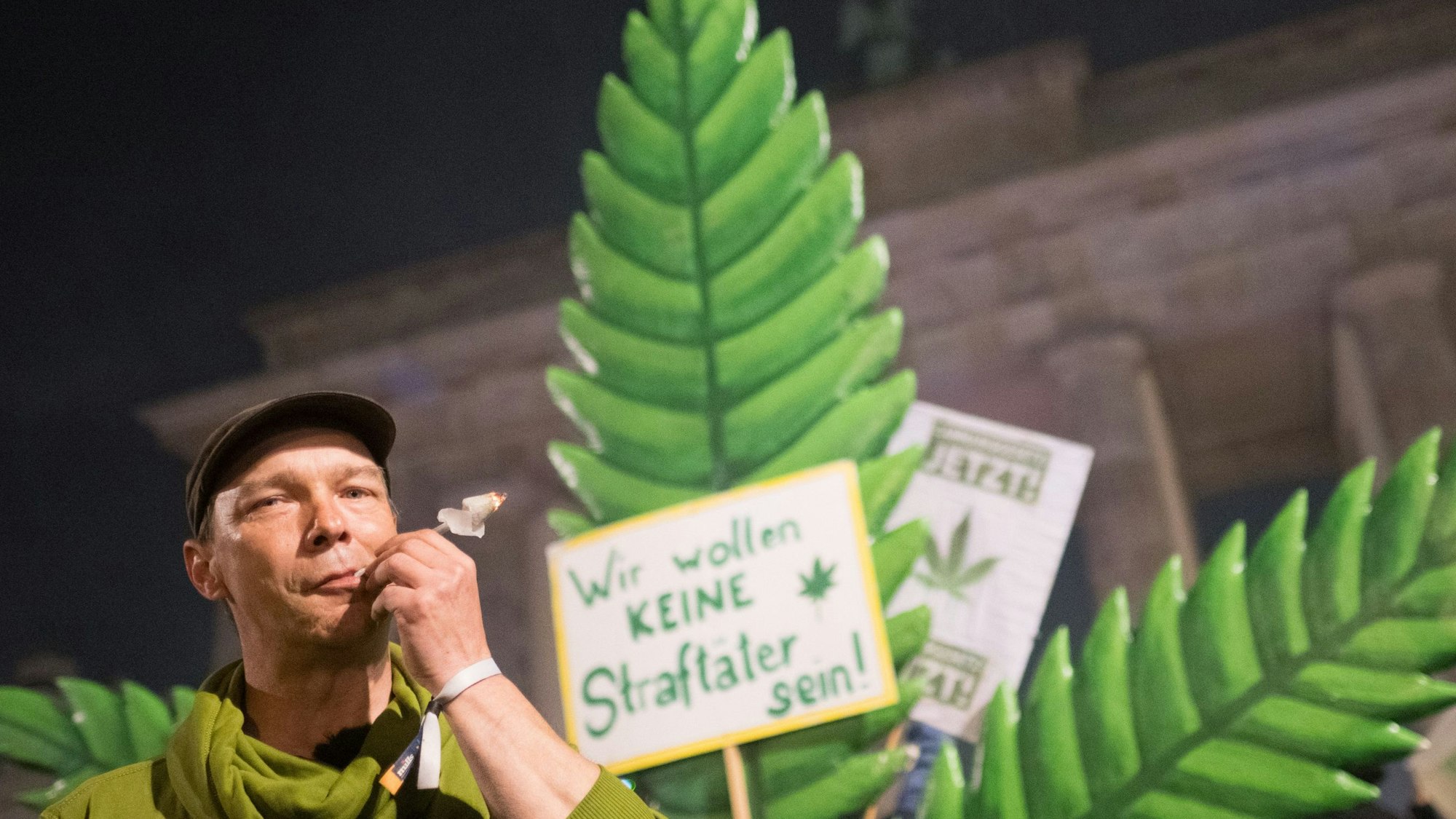Thorsten raucht während eines ´Smoke In» vor dem Brandenburger Tor einen Joint. Seit dem 1. April ist Erwachsenen ab 18 Jahren der Besitz von 25 Gramm Cannabis im öffentlichen Raum erlaubt. Im privaten Bereich sollen bis zu 50 Gramm aus Eigenanbau erlaubt sein.