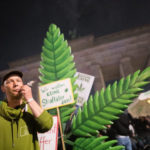 Thorsten raucht während eines ´Smoke In» vor dem Brandenburger Tor einen Joint. Seit dem 1. April ist Erwachsenen ab 18 Jahren der Besitz von 25 Gramm Cannabis im öffentlichen Raum erlaubt. Im privaten Bereich sollen bis zu 50 Gramm aus Eigenanbau erlaubt sein.