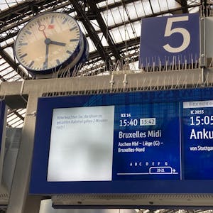Technisches Problem am Ostersonntag im Hauptbahnhof Köln: Die Uhren gehen nach.
