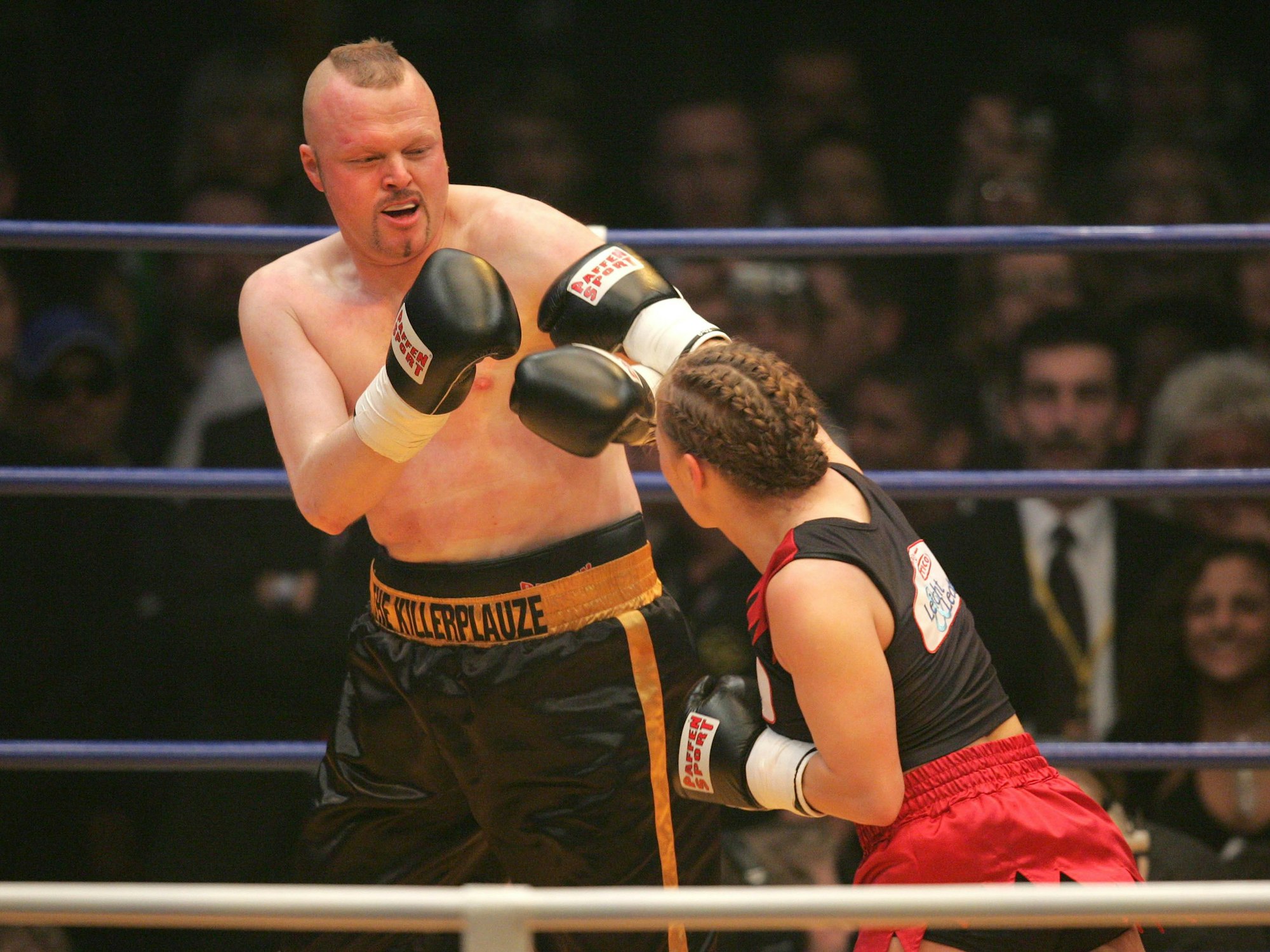 Boxweltmeisterin Regina Halmich (l) und Fernsehmoderator Stefan Raab boxen am Freitag (30.03.2007) in der ausverkauften Kölnarena in Köln gegeneinander.