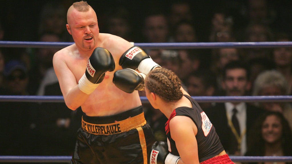 Boxweltmeisterin Regina Halmich (l) und Fernsehmoderator Stefan Raab boxen am Freitag (30. März 2007) in der ausverkauften Kölnarena in Köln gegeneinander.