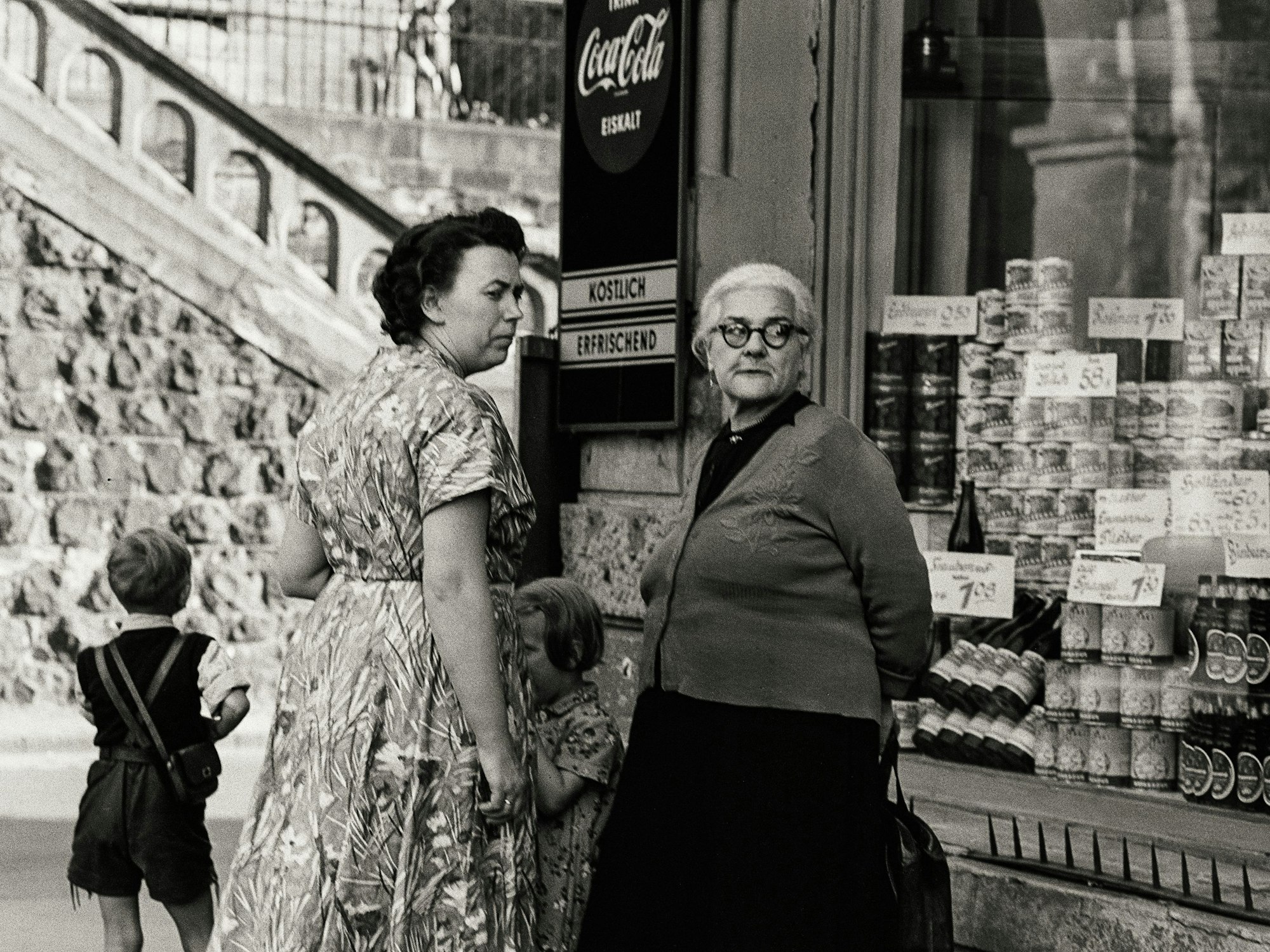 Zwei Frauen stehen vor Niedeckens Laden.