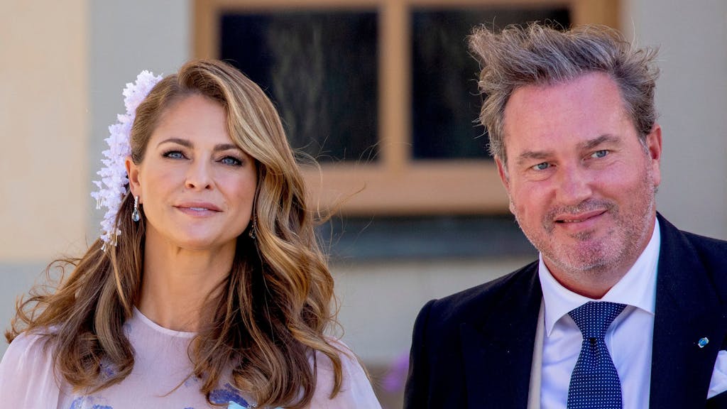 Die schwedische Prinzessin Madeleine und ihr Ehemann Christopher O'Neill verlassen nach der Taufe von Prinz Julian im August 2021 die Kirche im Drottningholm-Palast.&nbsp;