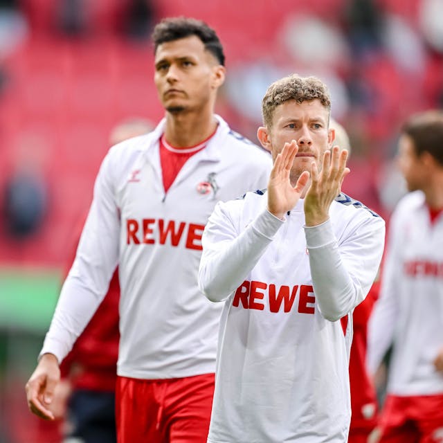 Kölns Florian Kainz (r.) und Davie Selke (l.) bedanken sich in Augsburg bei den mitgereisten FC-Fans.
