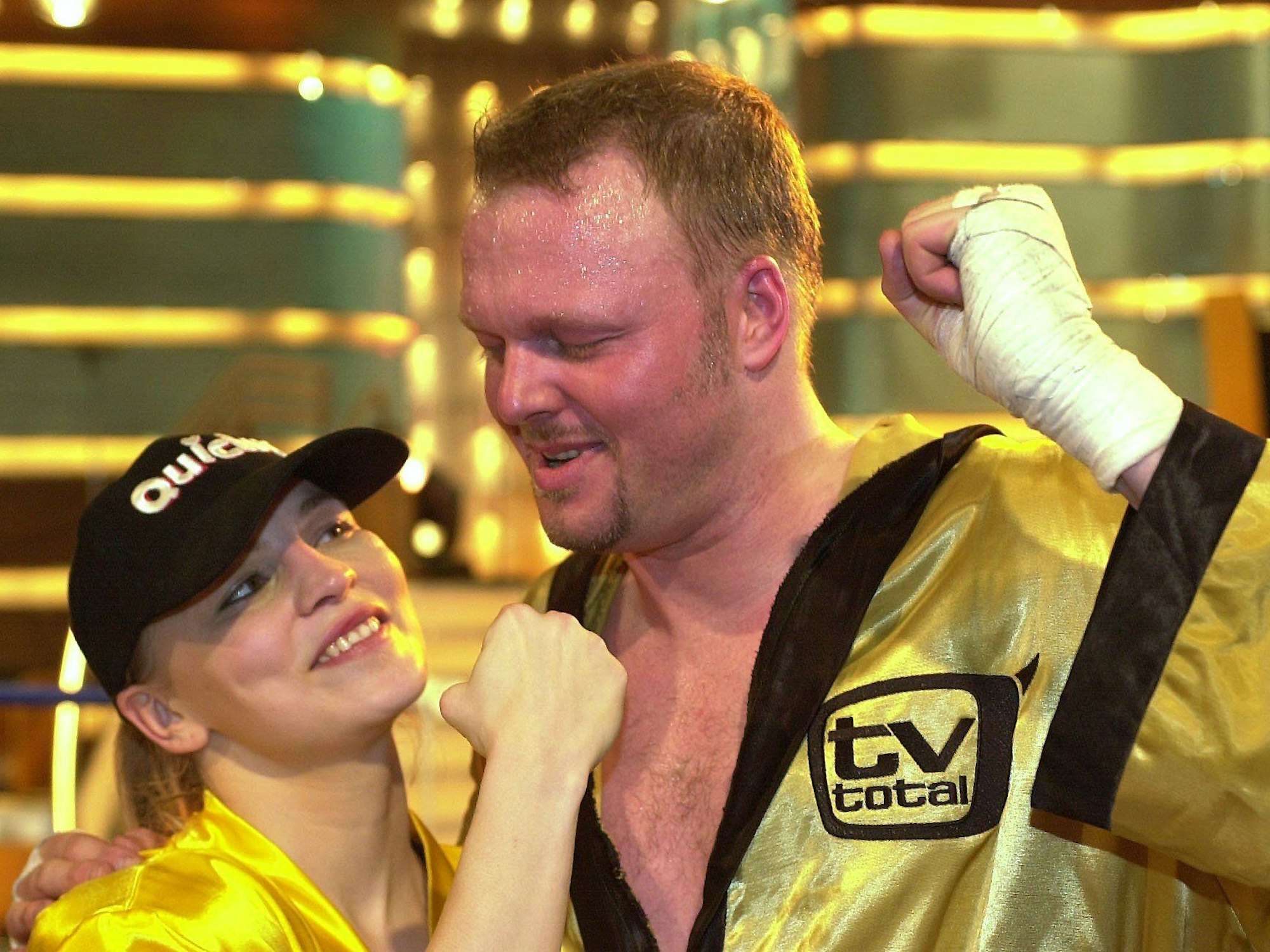 "TV total" Moderator Stefan Raab in Boxerpose zusammen mit der Fliegengewichts-Weltmeisterin Regina Halmich in Köln nach einem Kampf über fünf Runden .