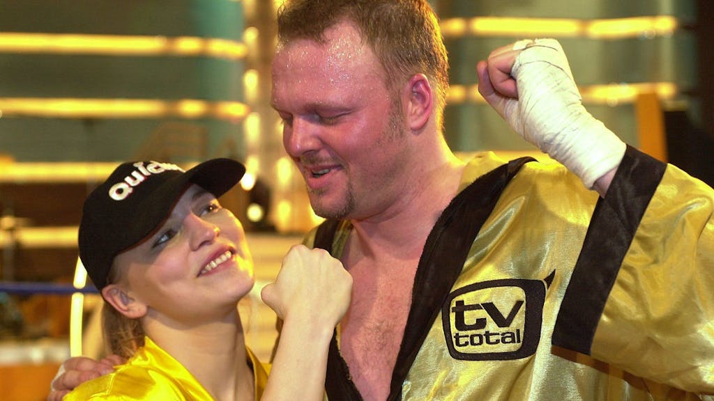 "TV total" Moderator Stefan Raab in Boxerpose zusammen mit der Fliegengewichts-Weltmeisterin Regina Halmich in Köln nach einem Kampf über fünf Runden .
