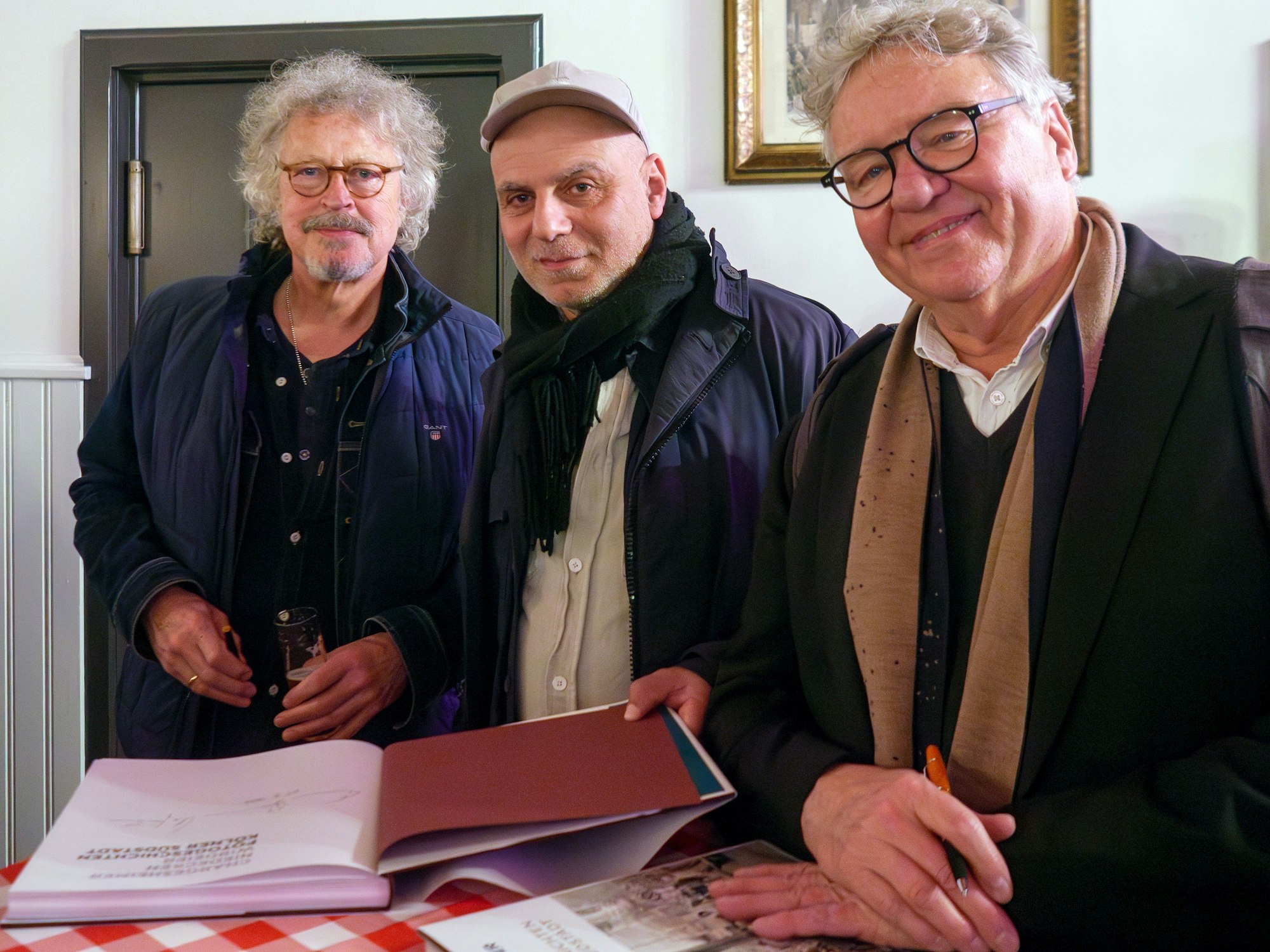 Drei Südstädter bei der Buchpräsentation: Wolfgang Niedecken (l.), Eusebius Wirdeier (r.) und EXPRESS-Redakteur Ayhan Demirci, (1968 bis 1973, Severinswall).