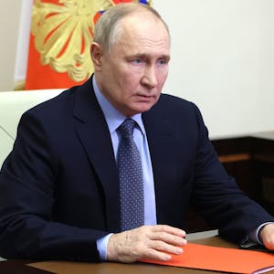 Das von der staatlichen russischen Nachrichtenagentur Sputnik via AP veröffentlichte Bild zeigt Wladimir Putin, Präsident von Russland, während er eine Sitzung mit Mitgliedern des Sicherheitsrates per Videokonferenz in der Präsidentenresidenz Nowo-Ogarjowa, außerhalb von Moskau, leitet.