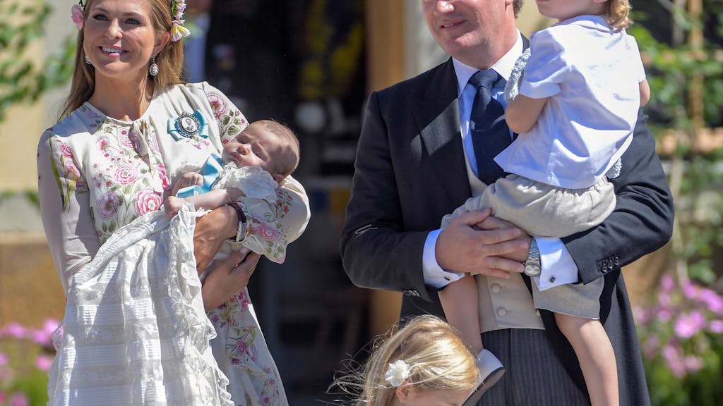 Prinzessin Madeleine von Schweden und Ehemann Christopher O'Neill am 2. August 2018 bei der Taufe ihrer jüngsten, Prinzessin Adrienne. Christopher O'Neill hat Sohn Nicolas auf dem Arm. Im Vordergrund: Prinzessin Leonore.