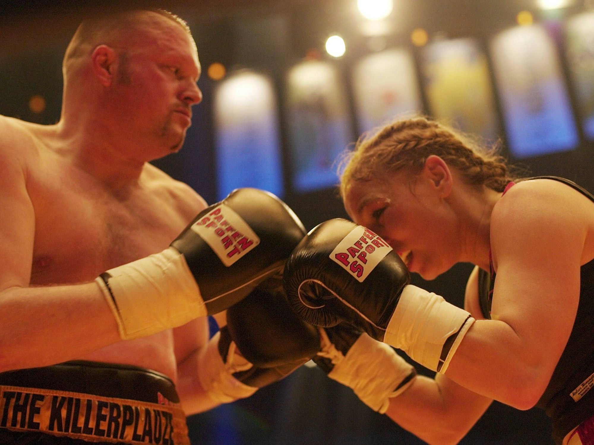 Im Ring wollte „Killerplauze“ Stefan Raab gegen Boxweltmeisterin Regina Halmich durchschlagenden Erfolg haben.