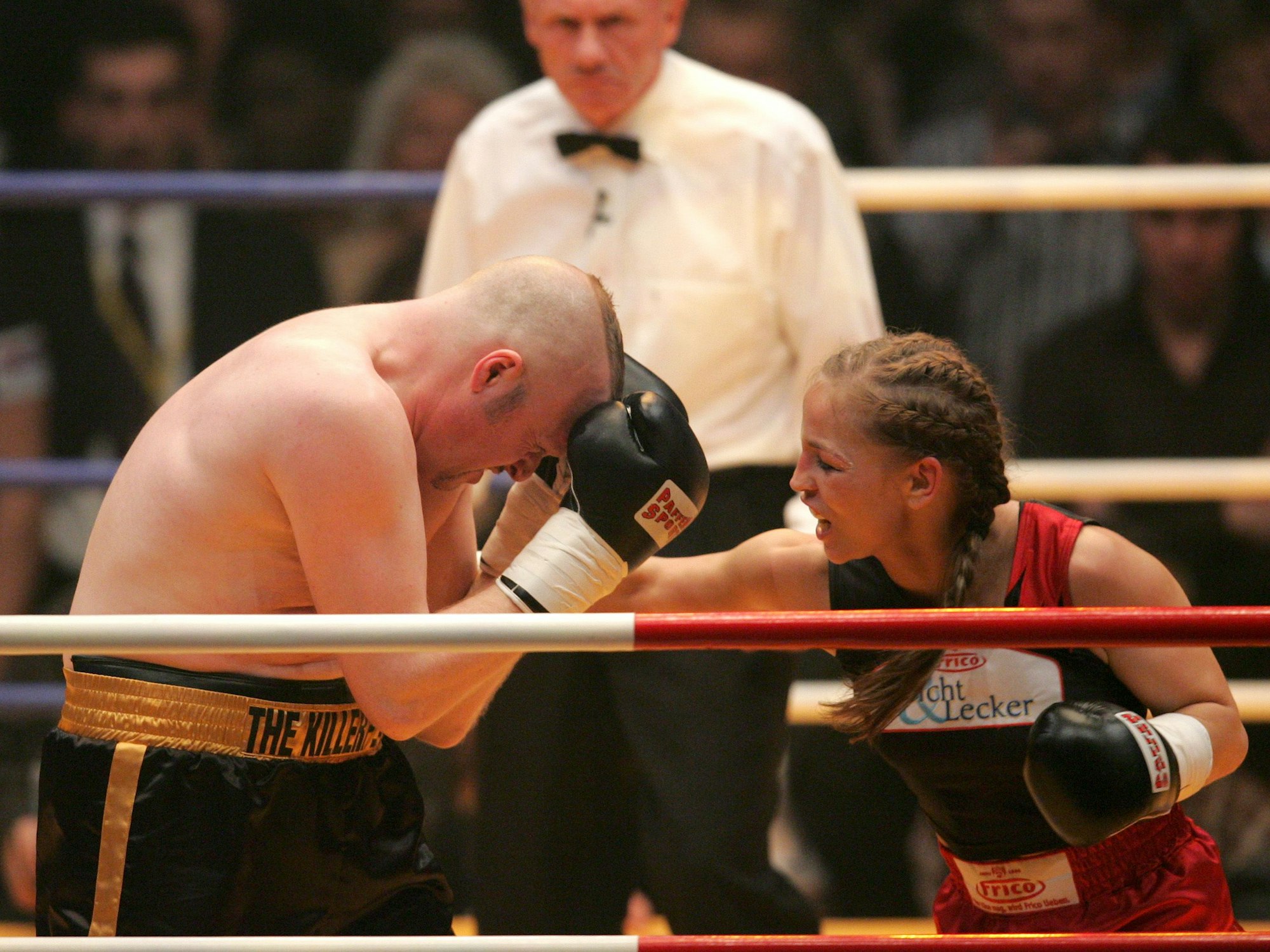Boxweltmeisterin Regina Halmich (l) und Fernsehmoderator Stefan Raab boxen am Freitag (30.03.2007) in der ausverkauften Kölnarena in Köln gegeneinander. Halmich gewann nach Punkten.