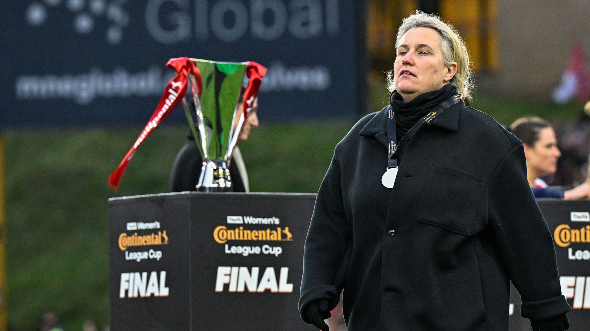 Chelsea-Trainerin Emma Hayes geht nach dem verlorenen Endspiel am Pokal vorbei.