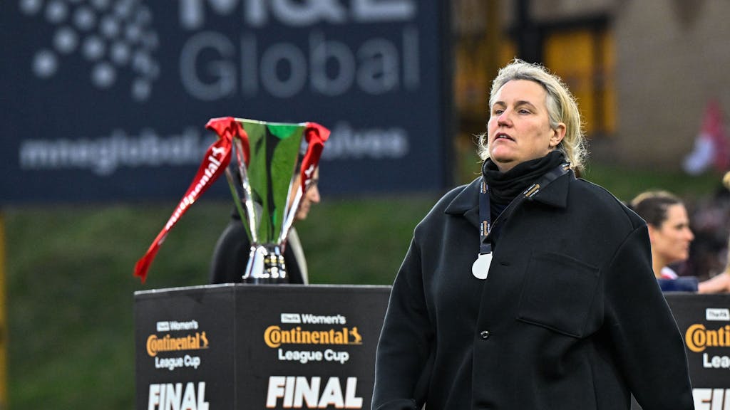 Chelsea-Trainerin Emma Hayes geht nach dem verlorenen Endspiel am Pokal vorbei.