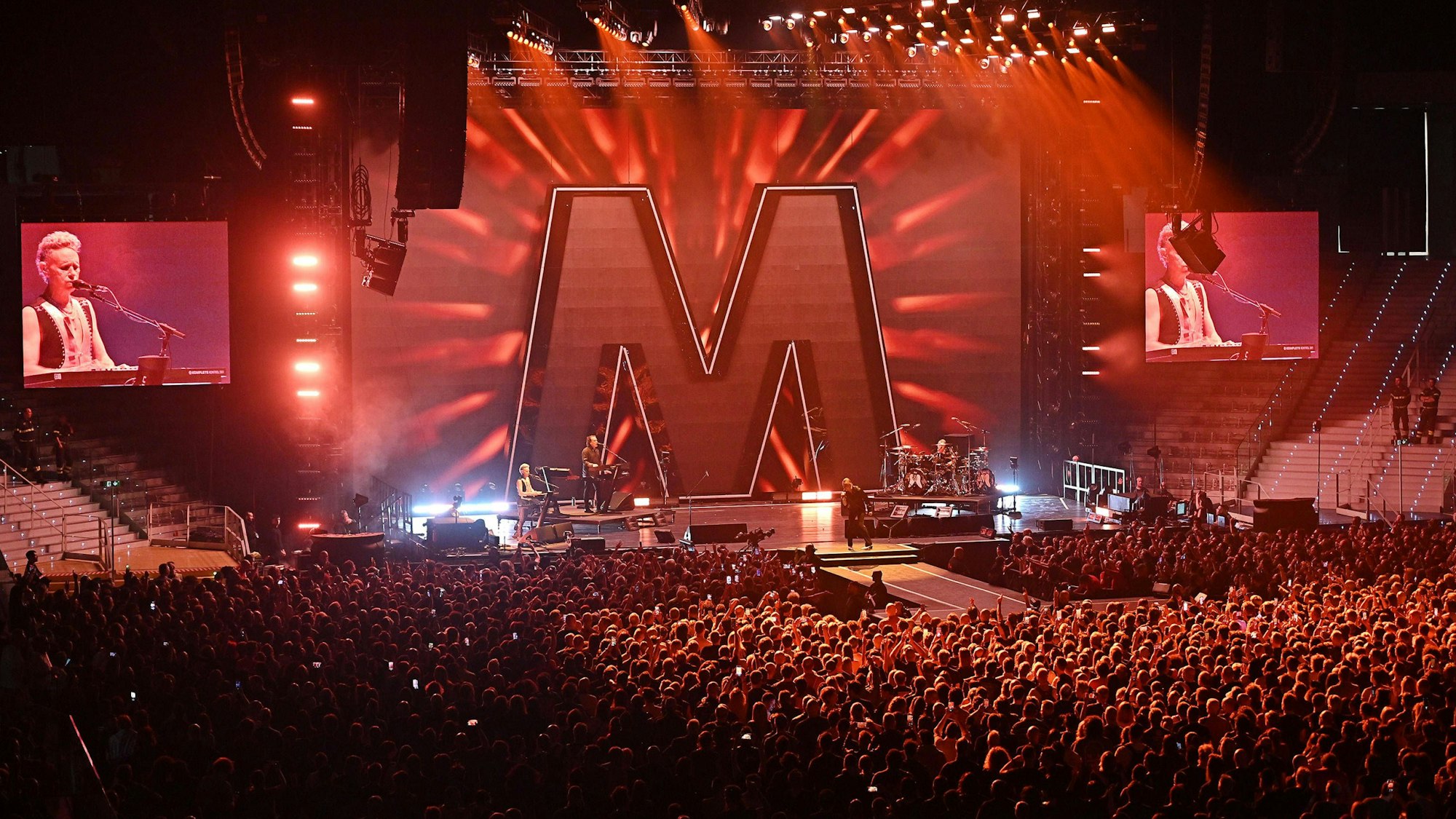 Blick auf die Bühne von Depeche Mode.