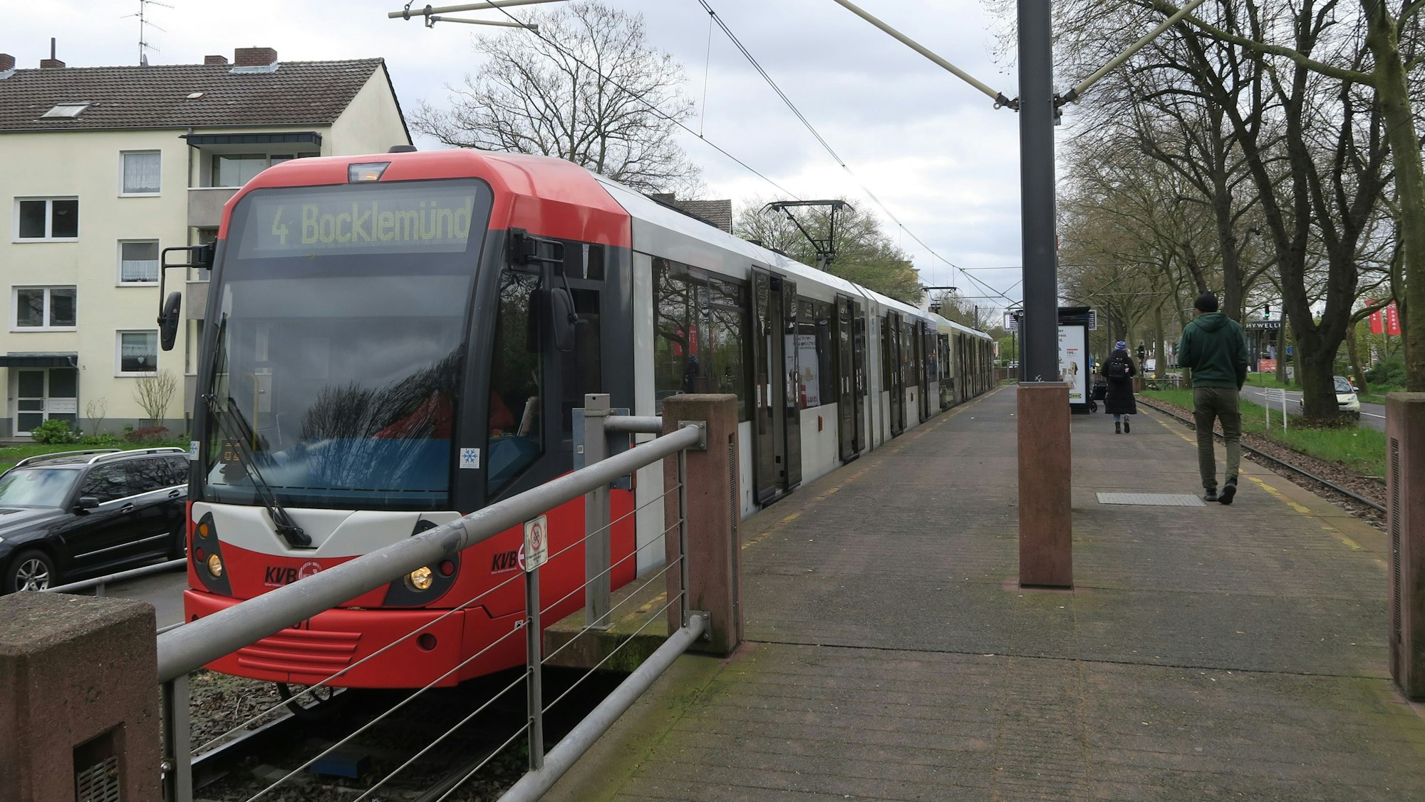 Die Stadtbahn-Linie 4 steht an einer Haltestelle. Foto von Hans-Willi Hermans.